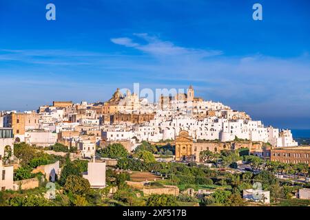 Ostuni, lo skyline storico della città italiana al mattino. Foto Stock