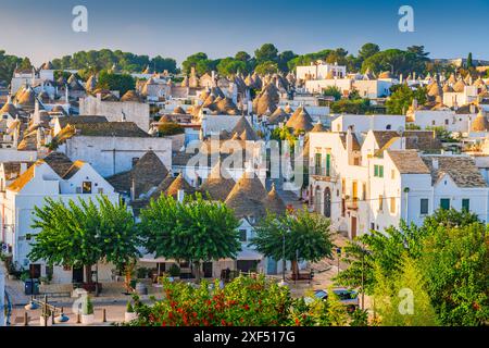 Alberobello, con vista sul centro storico italiano e case trullo tradizionali. Foto Stock