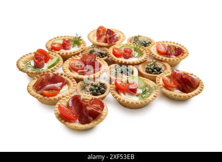 Stuzzichini deliziosi con salsicce affumicate secche, jamon e pate isolati su bianco Foto Stock