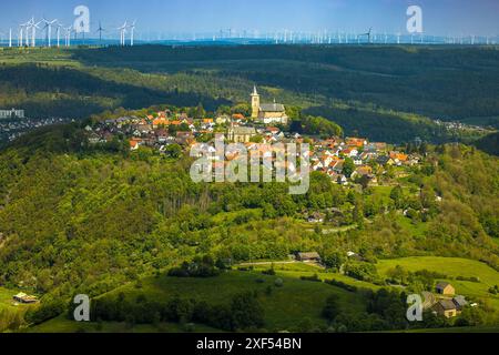 Vista aerea, area residenziale, vista di Obermarsberg su una collina boscosa, Chiesa cattolica di San Nicola di fronte, Chiesa collegiata di San Pietro e Paolo Foto Stock