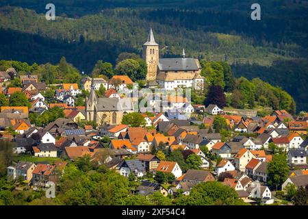 Vista aerea, area residenziale, vista di Obermarsberg su una collina boscosa, Chiesa cattolica di San Nicola di fronte, Chiesa Collegiata di San Pietro e San Pietro Foto Stock