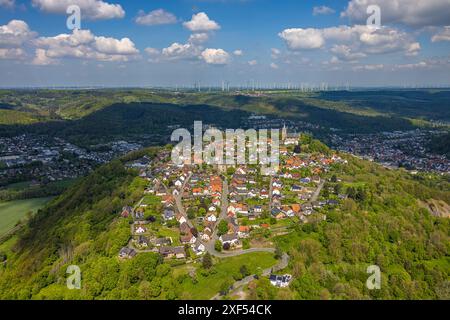 Vista aerea, area residenziale, vista di Obermarsberg su una collina boscosa, Chiesa cattolica di San Nicola di fronte, Chiesa collegiata di San Pietro e Paolo Foto Stock