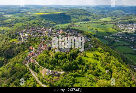 Vista aerea, area residenziale, vista di Obermarsberg su una collina boscosa, Chiesa cattolica di San Nicola sullo sfondo, San Pietro e Paolo Collegia Foto Stock