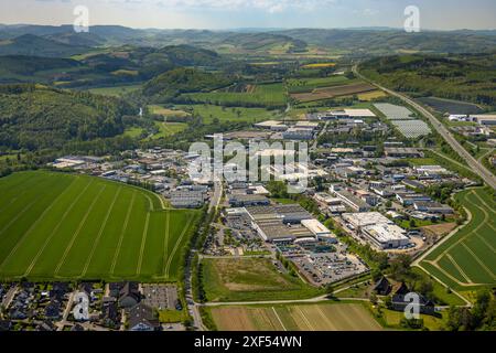 Vista aerea, zona industriale di Enste con parco solare cittadino, impianto fotovoltaico a energia solare, presso l'autostrada A46, Wennemer Wald, Enste, Meschede, Sauer Foto Stock