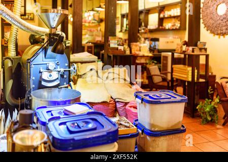 Splendida vista della piccola fabbrica di caffè nell'antica città di Hoi An (Hoian), Vietnam. Hoi An (Hoian) è una popolare destinazione turistica dell'Asia. Foto Stock