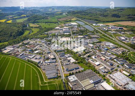 Vista aerea, zona industriale di Enste con parco solare cittadino, impianto fotovoltaico a energia solare, presso l'autostrada A46, Wennemer Wald, Enste, Meschede, Sauer Foto Stock