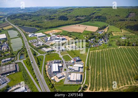 Vista aerea, zona industriale di Enste con parco solare cittadino, impianto fotovoltaico a energia solare, presso l'autostrada A46, Wennemer Wald, Enste, Meschede, Sauer Foto Stock