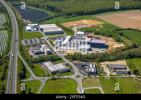 Vista aerea, zona industriale Enste, sull'autostrada A46, ITH Schraubtechnik | ITH Bolting Technology, società di ingegneria meccanica, Enste, Meschede, Foto Stock