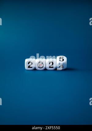 Caricamento nel nuovo anno 2025, piano degli obiettivi aziendali e concetto delle tendenze future. 2024 passaggio a 2025 anni con l'icona del dardo di destinazione su bianco capovolto bl Foto Stock