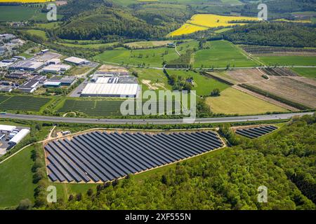 Vista aerea, zona industriale di Enste con parco solare cittadino, impianto fotovoltaico a energia solare, sull'autostrada A46, Briloner Leuchten GmbH, Enste, Mesche Foto Stock