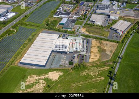 Vista aerea, zona industriale di Enste con parco solare cittadino, impianto fotovoltaico a energia solare, sull'autostrada A46, Briloner Leuchten GmbH, Enste, Mesche Foto Stock