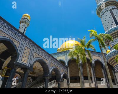 La splendida vista dell'architettura della moschea Jame' ASR Hassanil Bolkiah, che prende il nome da Hassanal Bolkiah, il 29° e attuale sultano del Brunei a Bandar se Foto Stock