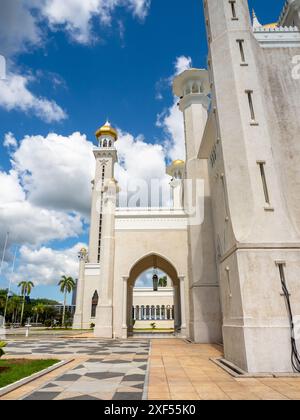 Scena verticale, edificio architettonico esterno della moschea masjid di Omar Ali Saifuddien, che prende il nome dal 28° sultano, simbolo iconico di Bandar Ser Foto Stock