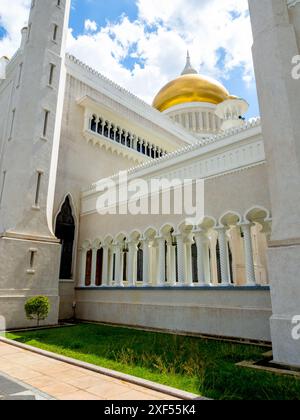 Scena verticale, edificio architettonico esterno della moschea masjid di Omar Ali Saifuddien, che prende il nome dal 28° sultano, simbolo iconico di Bandar Ser Foto Stock