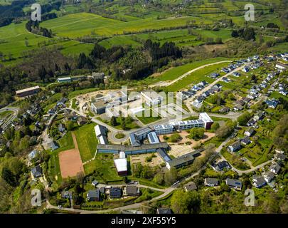 Veduta aerea, St. Michael Grammar School con tetto solare, cantiere e nuova area di sviluppo Auf dem Haag, sullo sfondo Kleines Laufenbachtal Foto Stock