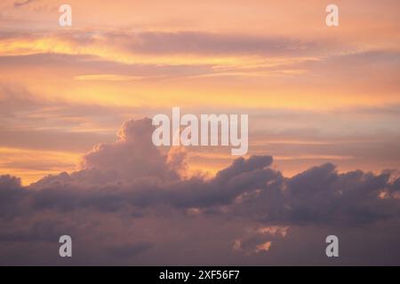 Formazioni di nuvole sopra Craven Arms nello Shropshire, Regno Unito Foto Stock