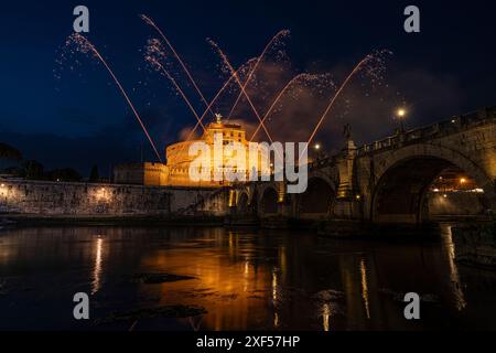 Roma, Italia, 29 giugno 2024 - lo spettacolo pirotecnico "la Girandola", organizzato ogni 29 giugno a Castel Sant'Angelo in occasione dei Santi Patroni di Roma, i Santi Pietro e Paolo. Crediti: Luigi de Pompeis/Alamy Live News Stock Photo Foto Stock