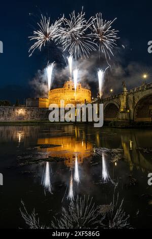 Roma, Italia, 29 giugno 2024 - lo spettacolo pirotecnico "la Girandola", organizzato ogni 29 giugno a Castel Sant'Angelo in occasione dei Santi Patroni di Roma, i Santi Pietro e Paolo. Crediti: Luigi de Pompeis/Alamy Live News Stock Photo Foto Stock