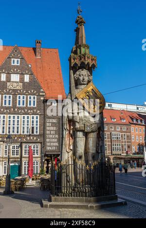 Il Brema Roland. La statua di Roland eretta nel 1404 sulla piazza del mercato di fronte al municipio è un punto di riferimento di Brema ed è considerata la pietra più antica conservata di Roland. Lo scudo con lo stemma dell'aquila a doppia testa dell'impero è un simbolo della lunga rivendicazione di Brema alla libertà imperiale. La distanza tra i due punti distintivi del ginocchio corrisponde alla misura del cubo di Brema e potrebbe essere stata una misura standard vincolante. Brema, Germania Foto Stock