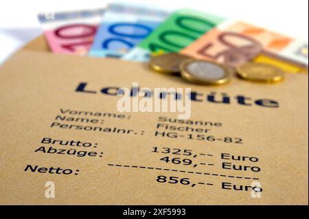 Lohntüte mit Euro Eine Lohntüte mit vielen Euro Banknoten und mit der Berechnung von brutto und netto *** pacchetto di pagamento con euro Un pacchetto di pagamento con molti Foto Stock