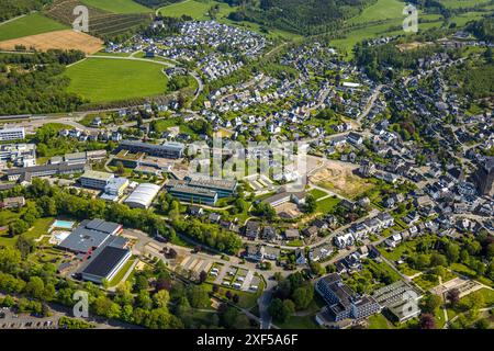 Vista aerea, scuola elementare Kardinal-von-Galen-Schule, cantiere per il nuovo parco residenziale Convivo am Schwesternheim angolo Sachsenecke, nuovo Foto Stock