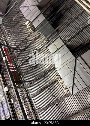 Condotti e tubi HVAC nel soffitto dell'edificio World Arena Foto Stock