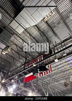 Condotti e tubi HVAC nel soffitto dell'edificio World Arena Foto Stock