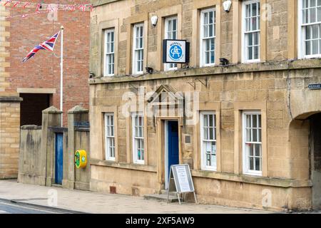 Morpeth, Northumberland, Regno Unito. 1 luglio 2024. North Northumberland Consituency in vista delle elezioni generali del 2024, dove i candidati includono Anne-Marie Trevelyan (con), David Smith (Lab) e Natalie Younes (Lib DEM). Nella foto: Non sono stati visti manifesti conservatori nel centro della città, comprese le finestre del Morpeth Conservative Club. Crediti: Hazel Plater/Alamy Live News Foto Stock