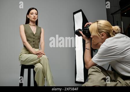 Donna seduta sullo sgabello di fronte al fotografo. Foto Stock