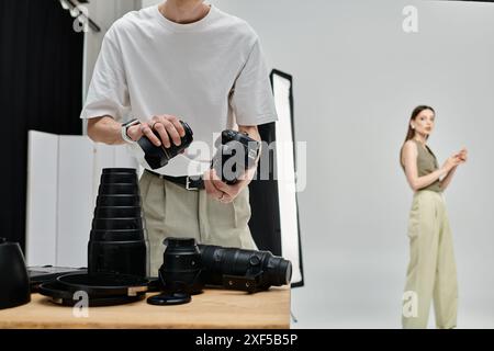 Un uomo tiene la macchina fotografica, accanto a una donna. Foto Stock