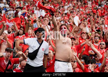 Tifosi svizzeri durante il turno di UEFA Euro 2024 di 16 partite all'Olympiastadion di Berlino, Germania. Data foto: Sabato 29 giugno 2024. Foto Stock