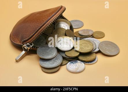 Foto di una borsa aperta in pelle con zip e una varietà di monete europee pre-euro piccolo cambiamento Foto Stock