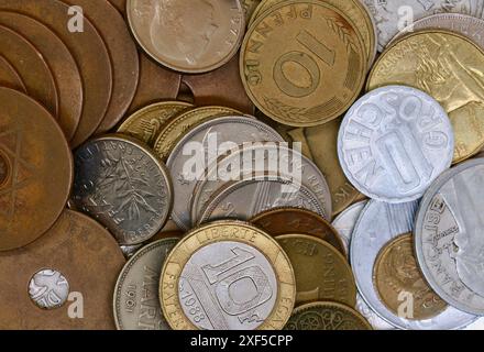 Foto di una miscela di vecchie monete usate da vicino dall'Europa, tra cui Russia e Nigeria Foto Stock