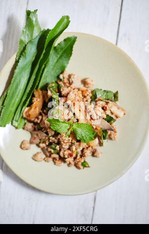 Insalata di maiale macinata piccante (Larb Moo), piatti thailandesi Foto Stock