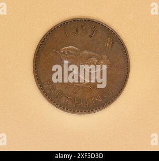 Foto ravvicinata del retro di una farthing britannica del valore di 1/4 dollari di una moneta usata del 1953, illustrata con un troglodita wren Troglodytes Foto Stock