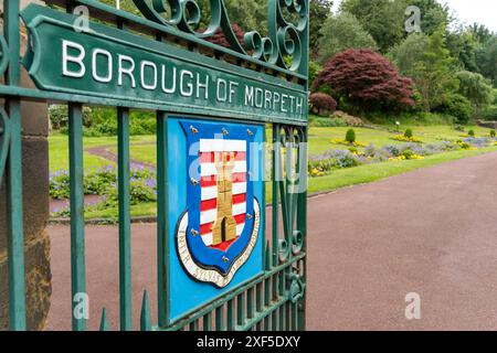 Morpeth, Northumberland, Regno Unito. Le porte di Carlisle Park in città. Foto Stock