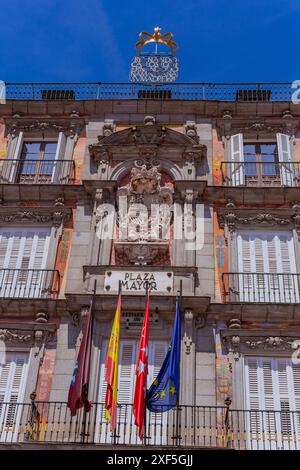 Madrid, Spagna: - 24 aprile 2024: Dettaglio dell'architettura in Plaza Mayor, costruito nel 1617. Famosa piazza di Madrid, Spagna. Foto Stock