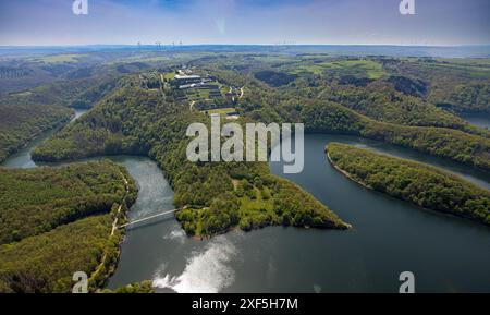 Veduta aerea, complesso edilizio del Vogelsang IP e museo storico sulla collina di Erpenscheid, ex nazista Ordensburg Vogelsang, diga di Urft e lago di Urft, Foto Stock