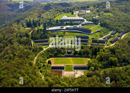 Veduta aerea, il complesso edilizio del Vogelsang IP e il museo storico sulla collina Erpenscheid, ex-nazista Ordensburg Vogelsang, area forestale del Nordeif Foto Stock