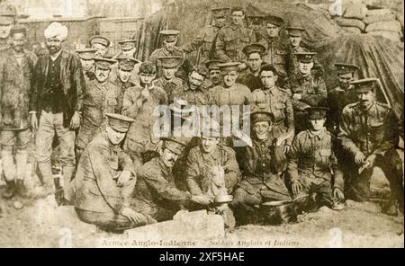 Francia. Circa 1915 - cartolina francese del primo periodo della prima guerra mondiale intitolata "Armee anglo-Indienne - Soldats Anglais et Indiens" (esercito anglo-indiano - soldati inglesi e indiani) raffigurante un gruppo di soldati britannici e indiani che posano per una fotografia informale con una mascotte di capra. Foto Stock