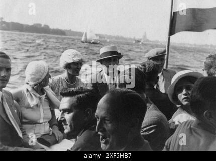 Germania circa.1930 – Un gruppo di passeggeri a bordo di un'imbarcazione da diporto su un lago in Germania. Foto Stock