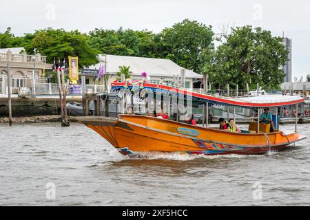 Bangkok, Thailandia. 24 giugno 2024. I turisti cinesi sono visti all'interno di una barca turistica privata, sul fiume Chao Phraya. Il Chao Phraya è il fiume più importante della Thailandia, che scorre attraverso Bangkok fino al Golfo della Thailandia. Credito: SOPA Images Limited/Alamy Live News Foto Stock