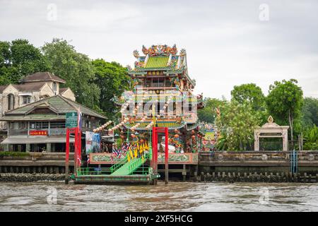 Bangkok, Thailandia. 24 giugno 2024. Vista generale del Santuario Gong Wu situato sul lato Thonburi di Bangkok sulla sponda occidentale del fiume Chao Phraya. Il Chao Phraya è il fiume più importante della Thailandia, che scorre attraverso Bangkok fino al Golfo della Thailandia. Credito: SOPA Images Limited/Alamy Live News Foto Stock