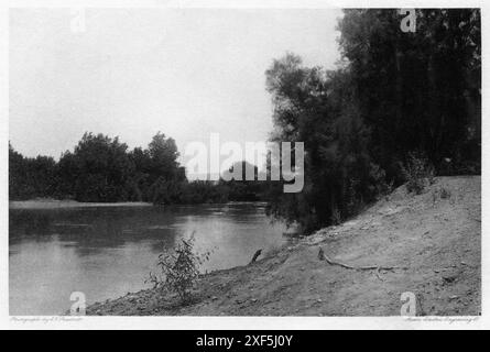 Palestina. 1880s – Una fotografia della Swan Electric Engraving Company riprodotta da una fotografia di Cecil Victor Shadbolt, scattata durante il suo viaggio attraverso la Palestina. La stampa è intitolata “The Jordan”. Foto Stock