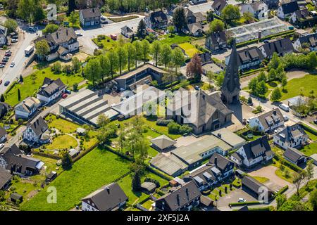 Vista aerea, centro città con la chiesa cattolica Herz-Jesus-Kirche, Gleidorf, sede della scuola elementare cattolica, asilo Kita Gleidorf, Gleid Foto Stock