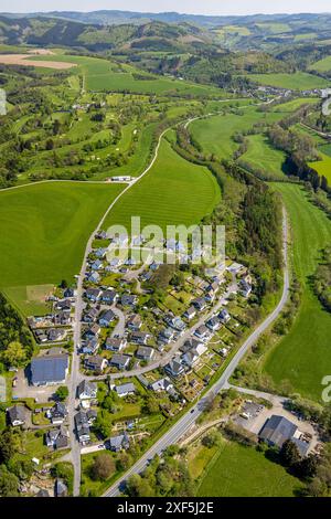 Vista aerea, vista della zona residenziale di Gleidorf am Hügel con prati e campi, Schützenhalle con tetto solare Schützenverein 1920 e.V., Gleidorf, Sch Foto Stock