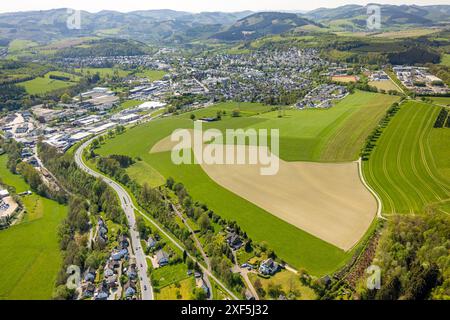 Vista aerea, autostrada federale B236 da Gleidorf a Schmallenberg, zona industriale Auf der Lake, prati e campi con viale alberato, aree residenziali Foto Stock