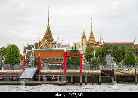 Bangkok, Thailandia. 24 giugno 2024. Vista generale del molo privato del Grand Palace, dal fiume Chao Phraya. Il Chao Phraya è il fiume più importante della Thailandia, che scorre attraverso Bangkok fino al Golfo della Thailandia. (Immagine di credito: © Nathalie Jamois/SOPA Images via ZUMA Press Wire) SOLO PER USO EDITORIALE! Non per USO commerciale! Foto Stock