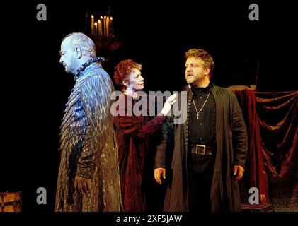 Hamlet 'vede' il fantasma di suo padre - l-r: Sylvester Morand (padre di Amleto / fantasma), Sara Kestelman (Gertrude), Simon Russell Beale (Amleto, Principe di Danimarca) in FRAZIONE di Shakespeare al Lyttelton Theatre, National Theatre (NT), Londra SE1 05/09/2000 design: Tim Hatley illuminazione: Paul Pyant Fights: Terry King regista: John Caird Foto Stock