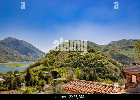 Vista sul Lago di Turano, dal paese di Castel di Tora, Rieti, Lazio, Italia. Il monte Antuni, con il suo villaggio disabitato, sorge al centro di Th Foto Stock